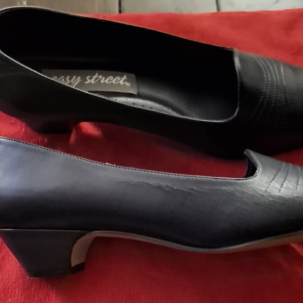 Easy Street Black Kitten Heel Pumps